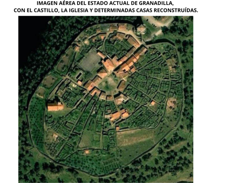 Imagén aérea del estado actual de Granadilla, con el castillo, la iglesia y determinadas casas reconstruidas