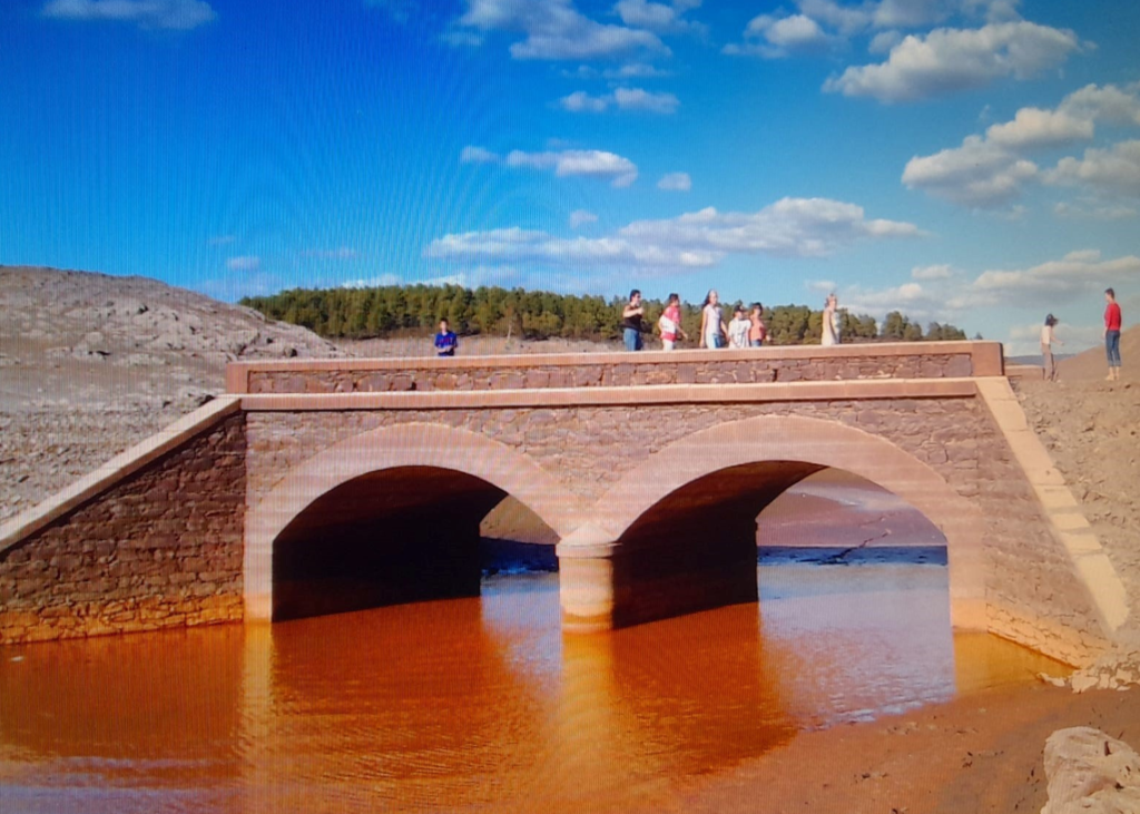 Granadilla, puente sobre ell arroyo de Aldobara que comunicaba con Plasencia A finales de septiembre de 2005 el nivel del pantano se quedó en la friolera de 28 Hm3 el 3.07% de su nivel