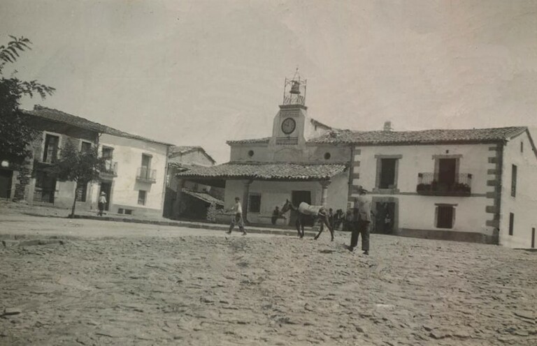 Plaza de Granadilla y reloj